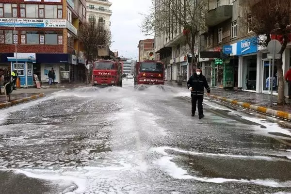 Iğdır Belediyesi yolları sabunlu suyla dezenfekte ediyor Iğdır Belediyesi yolları sabunlu suyla dezenfekte ediyor
