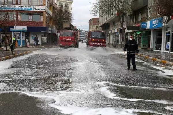 Iğdır Belediyesi yolları sabunlu suyla dezenfekte ediyor Iğdır Belediyesi yolları sabunlu suyla dezenfekte ediyor