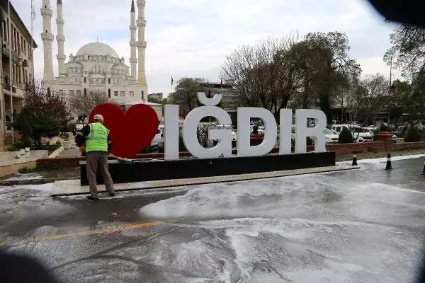 Iğdır Belediyesi yolları sabunlu suyla dezenfekte ediyor Iğdır Belediyesi yolları sabunlu suyla dezenfekte ediyor