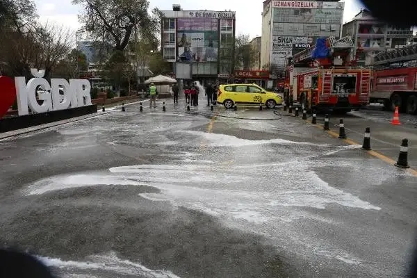 Iğdır Belediyesi yolları sabunlu suyla dezenfekte ediyor Iğdır Belediyesi yolları sabunlu suyla dezenfekte ediyor