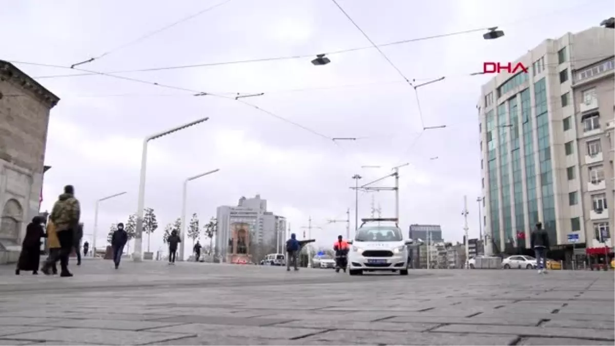 İSTİKLAL CADDESİ’NDE POLİSTEN VATANDAŞA KORONAVİRÜS UYARISI