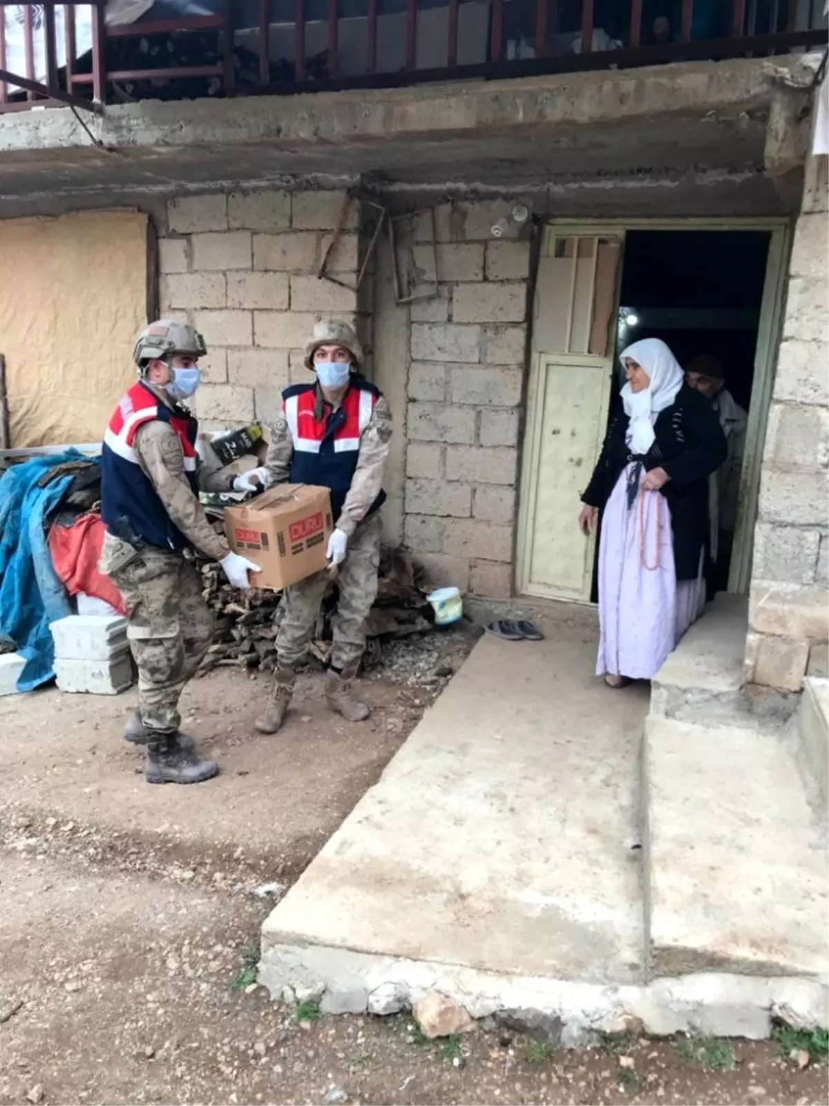 Jandarma ve polis sokağa çıkamayanlar için seferber oldu