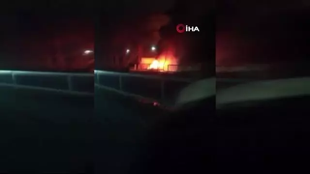 Kağıthane'de alev alev yanan otomobil küle döndü
