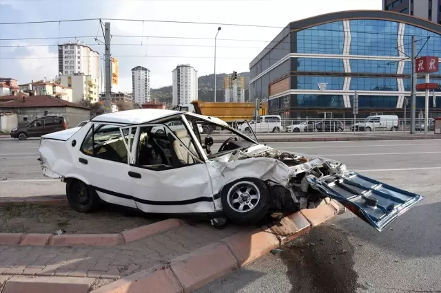 Kayseri'deki trafik kazasında 3 kişi yaralandı Kayseri'deki trafik kazasında 3 kişi yaralandı