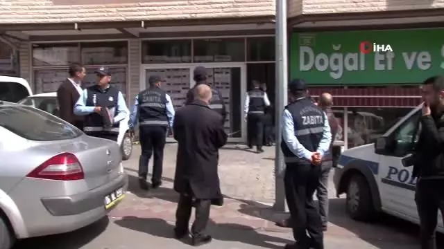 Keçiören'de Zabıta ekipleri kaçak dezenfektan deposuna baskın yaptı 3 ton dezenfektan madde ele... Keçiören'de Zabıta ekipleri kaçak dezenfektan deposuna baskın yaptı 3 ton dezenfektan madde ele...