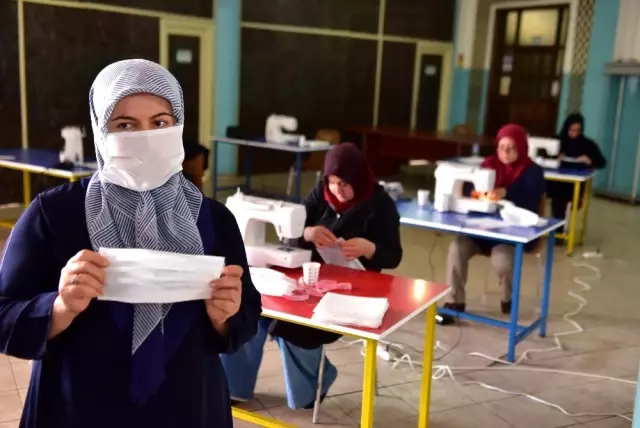 Kepez'in kadınlarından gönüllü maske üretimi
