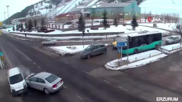 Kırmızı ışık ihlali kazayı beraberinde getirdi