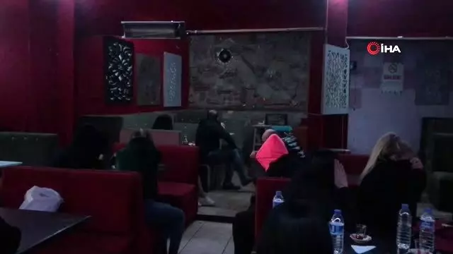 Polis, koronavirüs tedbirlerine uymayan gece kulübüne baskın düzenledi: 20 gözaltı Polis, koronavirüs tedbirlerine uymayan gece kulübüne baskın düzenledi: 20 gözaltı