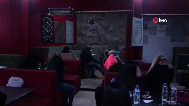 Polis, koronavirüs tedbirlerine uymayan gece kulübüne baskın düzenledi: 20 gözaltı Polis, koronavirüs tedbirlerine uymayan gece kulübüne baskın düzenledi: 20 gözaltı