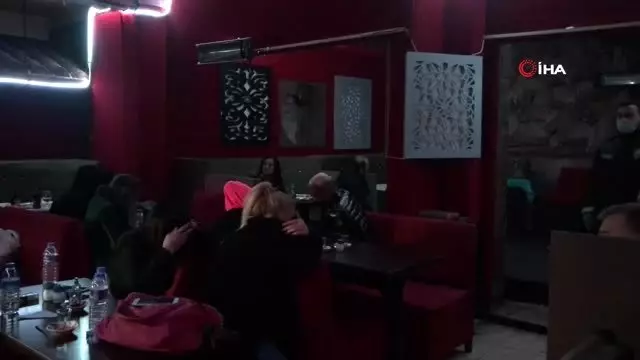 Polis, koronavirüs tedbirlerine uymayan gece kulübüne baskın düzenledi: 20 gözaltı Polis, koronavirüs tedbirlerine uymayan gece kulübüne baskın düzenledi: 20 gözaltı