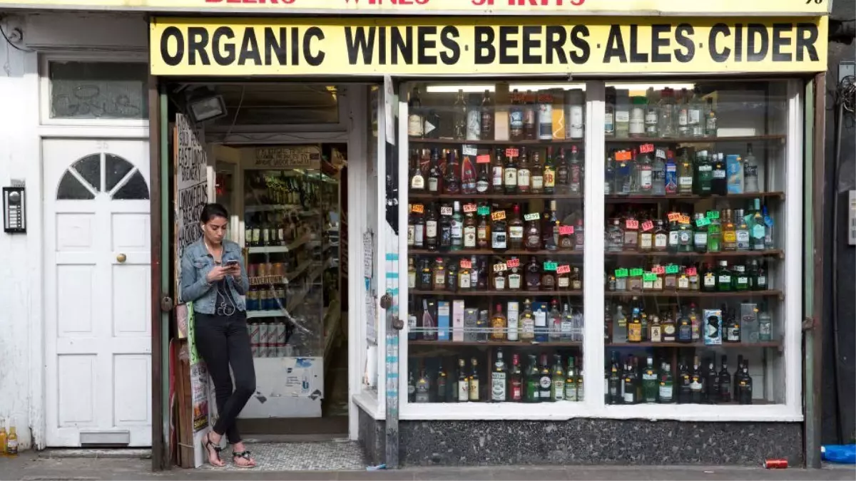 Koronavirüs: İngiltere’de alkollü içki satan mini marketler ’açık kalması gerekli satış noktaları’...
