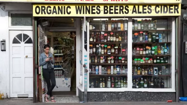 Koronavirüs: İngiltere'de alkollü içki satan mini marketler 'açık kalması gerekli satış noktaları'...