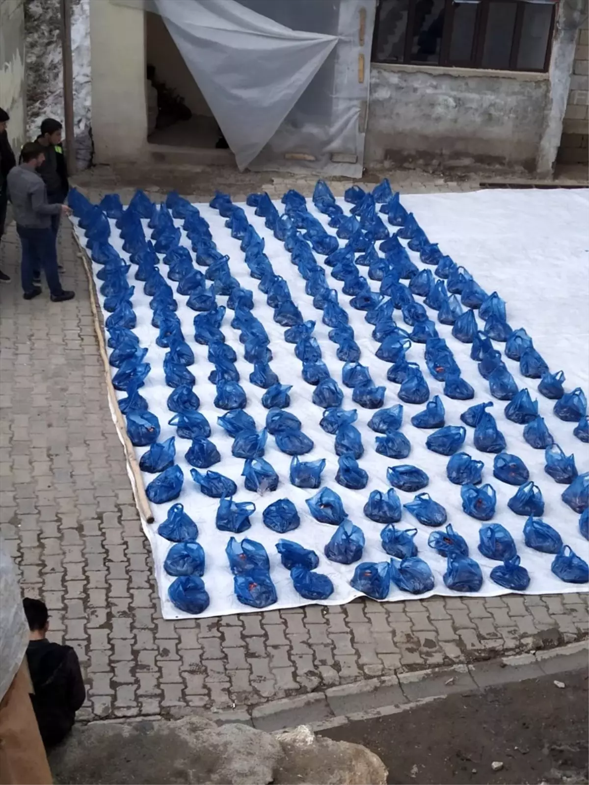 Koronavirüse karşı 180 kurban kesip ihtiyaç sahiplerine dağıttılar