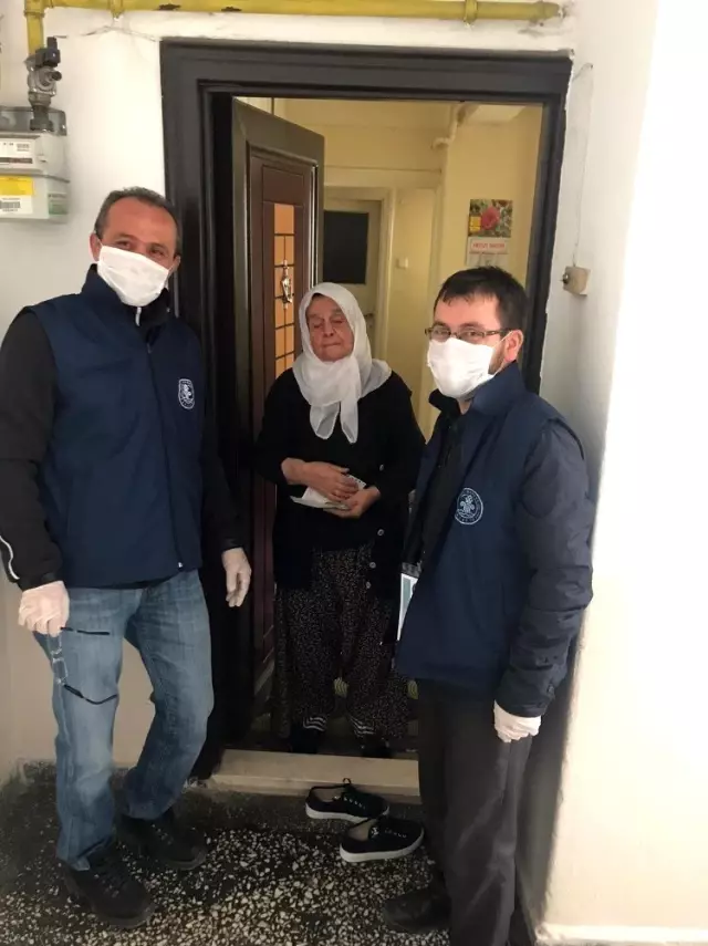 Maaşı evine teslim edilen yaşlı kadın: Maaşı evine teslim edilen yaşlı kadın: