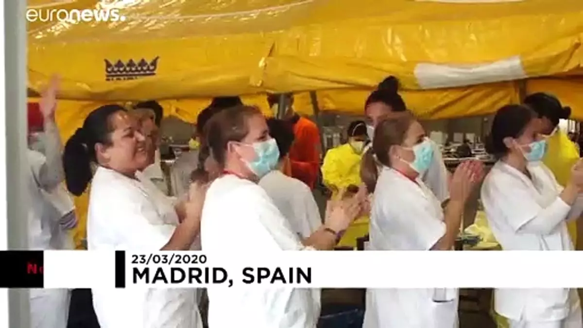 Madrid’de sahra hastanesinde tedavi olan ilk hasta sağlık personelinin alkışlarıyla taburcu oldu