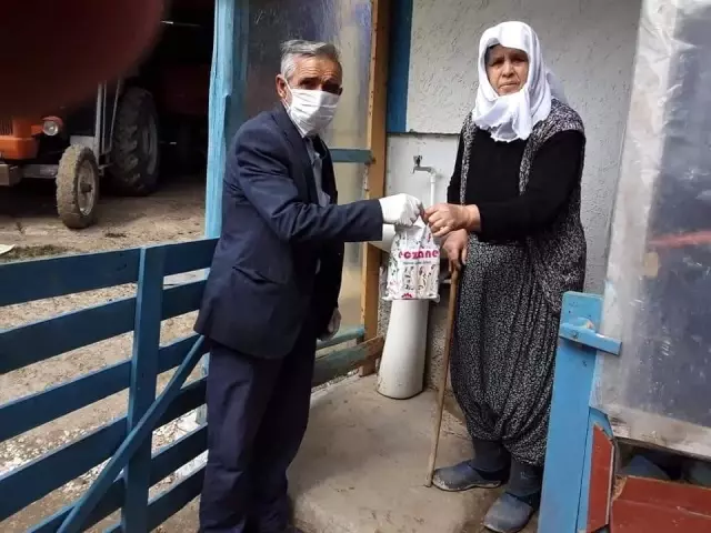 Mahalle muhtarı yaşlıların tüm ihtiyaçlarını karşılıyor Mahalle muhtarı yaşlıların tüm ihtiyaçlarını karşılıyor