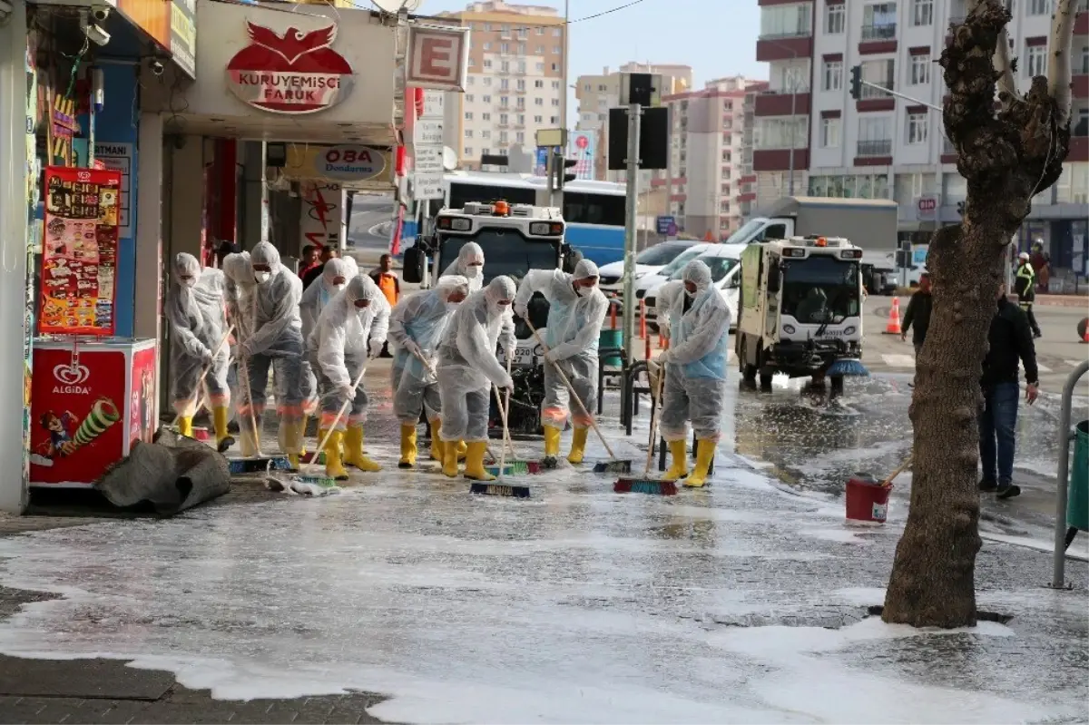 Niğde'de cadde ve kaldırımlar dezenfekte ediliyor