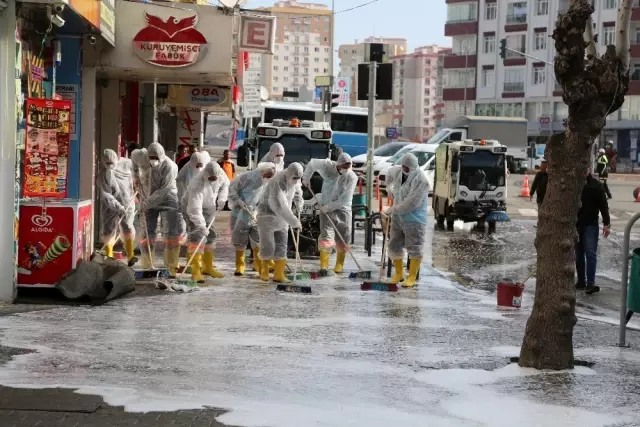 Niğde'de cadde ve kaldırımlar dezenfekte ediliyor Niğde'de cadde ve kaldırımlar dezenfekte ediliyor