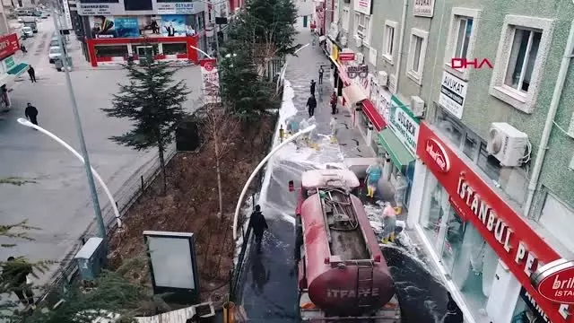 Niğde'de cadde ve kaldırımlar dezenfekte ediliyor Niğde'de cadde ve kaldırımlar dezenfekte ediliyor