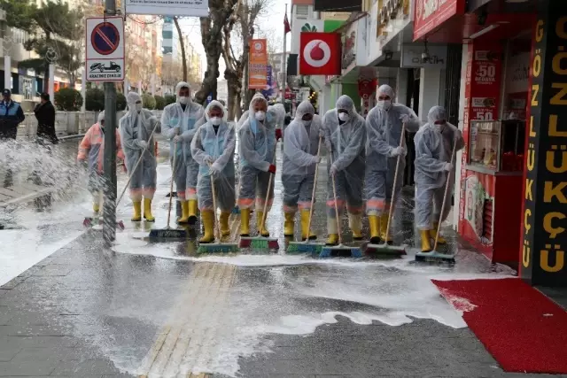 Niğde'de cadde ve kaldırımlar dezenfekte ediliyor Niğde'de cadde ve kaldırımlar dezenfekte ediliyor
