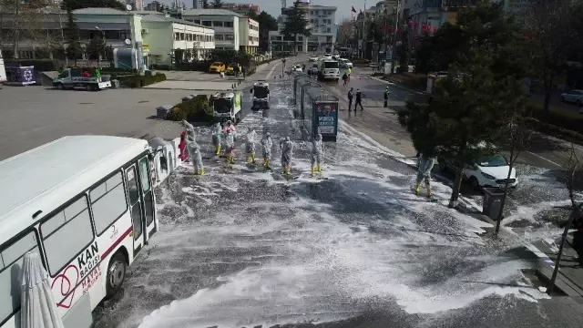 Niğde'de cadde ve kaldırımlar dezenfekte ediliyor Niğde'de cadde ve kaldırımlar dezenfekte ediliyor