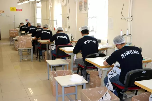 Niğde'de hükümlüler günlük 20 bin adet maske üretiyor Niğde'de hükümlüler günlük 20 bin adet maske üretiyor