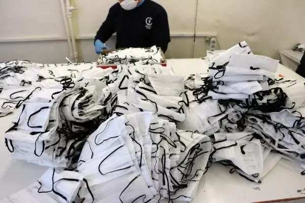 Niğde'de mahkumlar günde 20 bin maske üretiyor Niğde'de mahkumlar günde 20 bin maske üretiyor