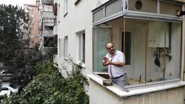 Müzisyen kadın, koronavirüs sebebiyle evinde kalanlara balkondan tulum çalarak destek verdi Müzisyen kadın, koronavirüs sebebiyle evinde kalanlara balkondan tulum çalarak destek verdi