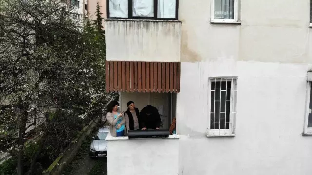 Müzisyen kadın, koronavirüs sebebiyle evinde kalanlara balkondan tulum çalarak destek verdi Müzisyen kadın, koronavirüs sebebiyle evinde kalanlara balkondan tulum çalarak destek verdi