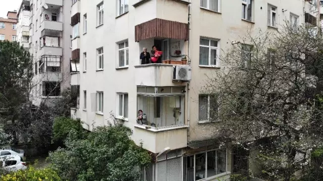 Müzisyen kadın, koronavirüs sebebiyle evinde kalanlara balkondan tulum çalarak destek verdi Müzisyen kadın, koronavirüs sebebiyle evinde kalanlara balkondan tulum çalarak destek verdi