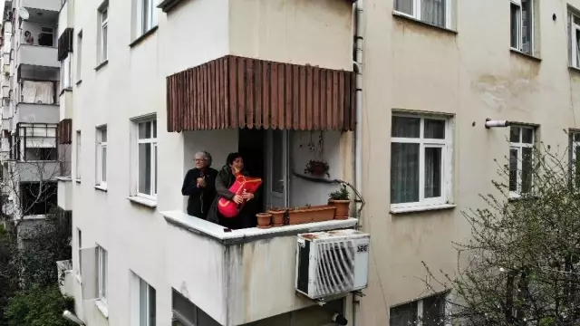 Müzisyen kadın, koronavirüs sebebiyle evinde kalanlara balkondan tulum çalarak destek verdi Müzisyen kadın, koronavirüs sebebiyle evinde kalanlara balkondan tulum çalarak destek verdi