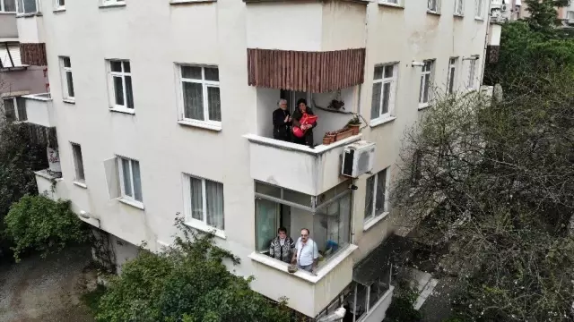 Müzisyen kadın, koronavirüs sebebiyle evinde kalanlara balkondan tulum çalarak destek verdi Müzisyen kadın, koronavirüs sebebiyle evinde kalanlara balkondan tulum çalarak destek verdi