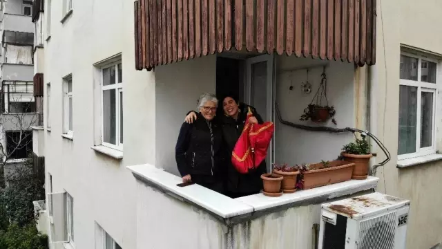 Müzisyen kadın, koronavirüs sebebiyle evinde kalanlara balkondan tulum çalarak destek verdi Müzisyen kadın, koronavirüs sebebiyle evinde kalanlara balkondan tulum çalarak destek verdi