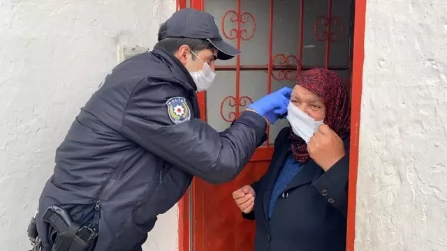 (Özel) Bankadan para çekmek isteyen 77 yaşındaki kadının yardımına polisler koştu (Özel) Bankadan para çekmek isteyen 77 yaşındaki kadının yardımına polisler koştu