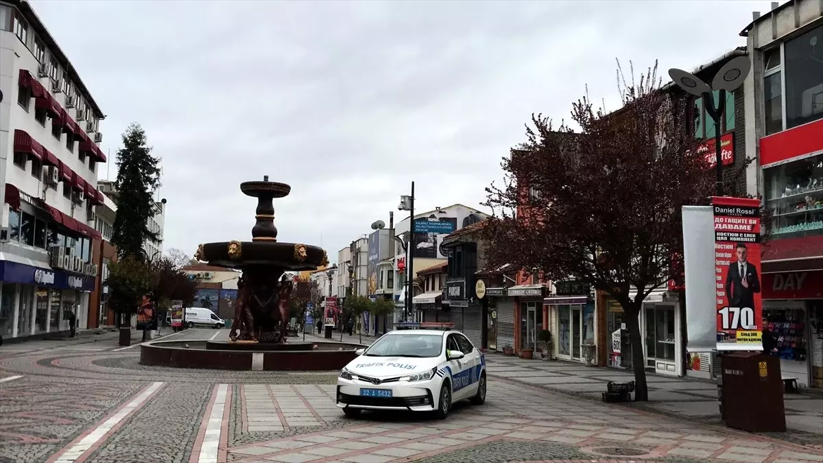 Polis cadde ve sokaklarda ekip otolarından