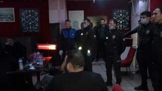 Polis, koronavirüs tedbirlerine uymayan gece kulübüne baskın düzenledi: 20 gözaltı.