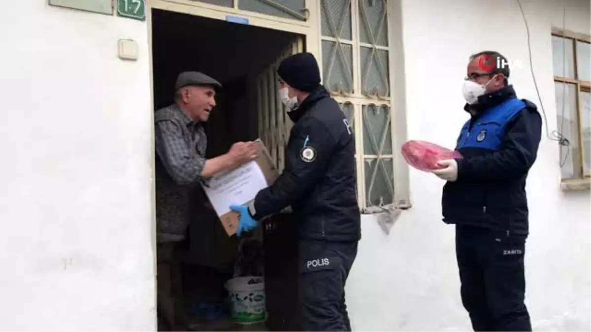 Polis memurundan evde kalan yaşlılara duygulandıran sözler