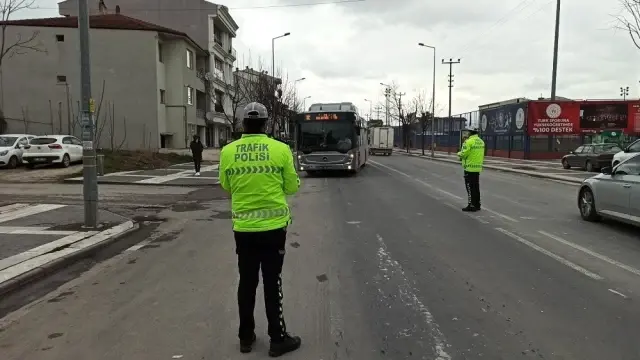 Polis otobüs ve minibüs sürücülerine göz açtırmıyor Polis otobüs ve minibüs sürücülerine göz açtırmıyor
