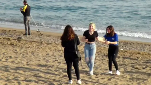 Manavgat sahilinde koronavirüs tedbirlerine uyulmuyor Manavgat sahilinde koronavirüs tedbirlerine uyulmuyor