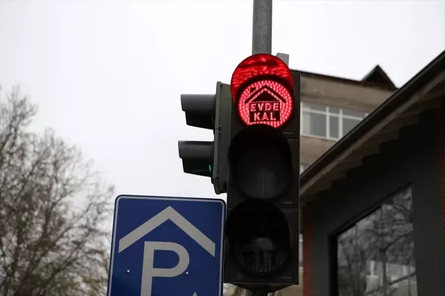 Sakarya Büyükşehir Belediyesi'nden trafik ışıklarıyla koronavirüse karşı 'Evde kal' çağrısı Sakarya Büyükşehir Belediyesi'nden trafik ışıklarıyla koronavirüse karşı 'Evde kal' çağrısı