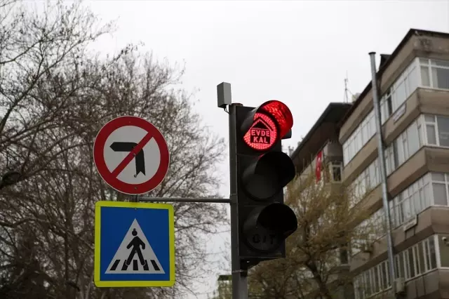 Sakarya Büyükşehir Belediyesi'nden trafik ışıklarıyla koronavirüse karşı 'Evde kal' çağrısı Sakarya Büyükşehir Belediyesi'nden trafik ışıklarıyla koronavirüse karşı 'Evde kal' çağrısı