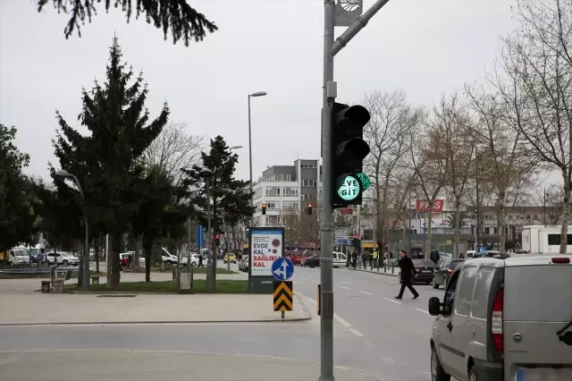 Sakarya Büyükşehir Belediyesi'nden trafik ışıklarıyla koronavirüse karşı 'Evde kal' çağrısı Sakarya Büyükşehir Belediyesi'nden trafik ışıklarıyla koronavirüse karşı 'Evde kal' çağrısı