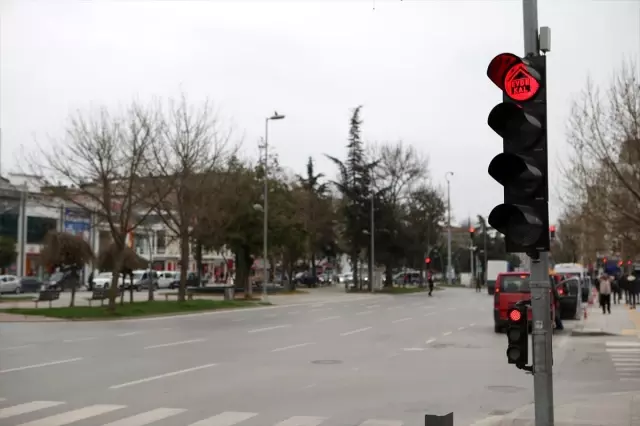 Sakarya Büyükşehir Belediyesi'nden trafik ışıklarıyla koronavirüse karşı 'Evde kal' çağrısı Sakarya Büyükşehir Belediyesi'nden trafik ışıklarıyla koronavirüse karşı 'Evde kal' çağrısı