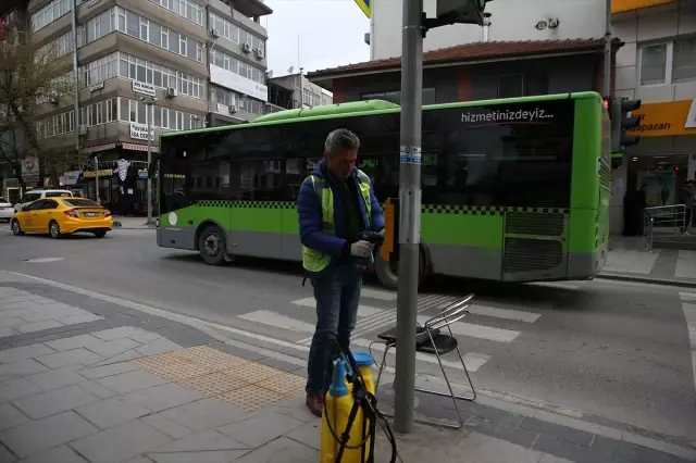 Sakarya Büyükşehir Belediyesi'nden trafik ışıklarıyla koronavirüse karşı 'Evde kal' çağrısı Sakarya Büyükşehir Belediyesi'nden trafik ışıklarıyla koronavirüse karşı 'Evde kal' çağrısı