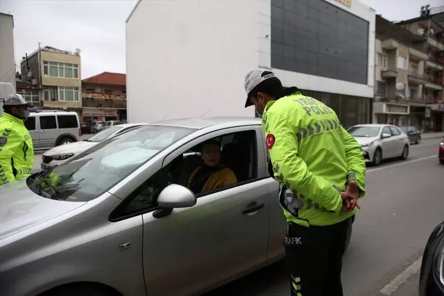 Sakarya Büyükşehir Belediyesi'nden trafik ışıklarıyla koronavirüse karşı 'Evde kal' çağrısı Sakarya Büyükşehir Belediyesi'nden trafik ışıklarıyla koronavirüse karşı 'Evde kal' çağrısı