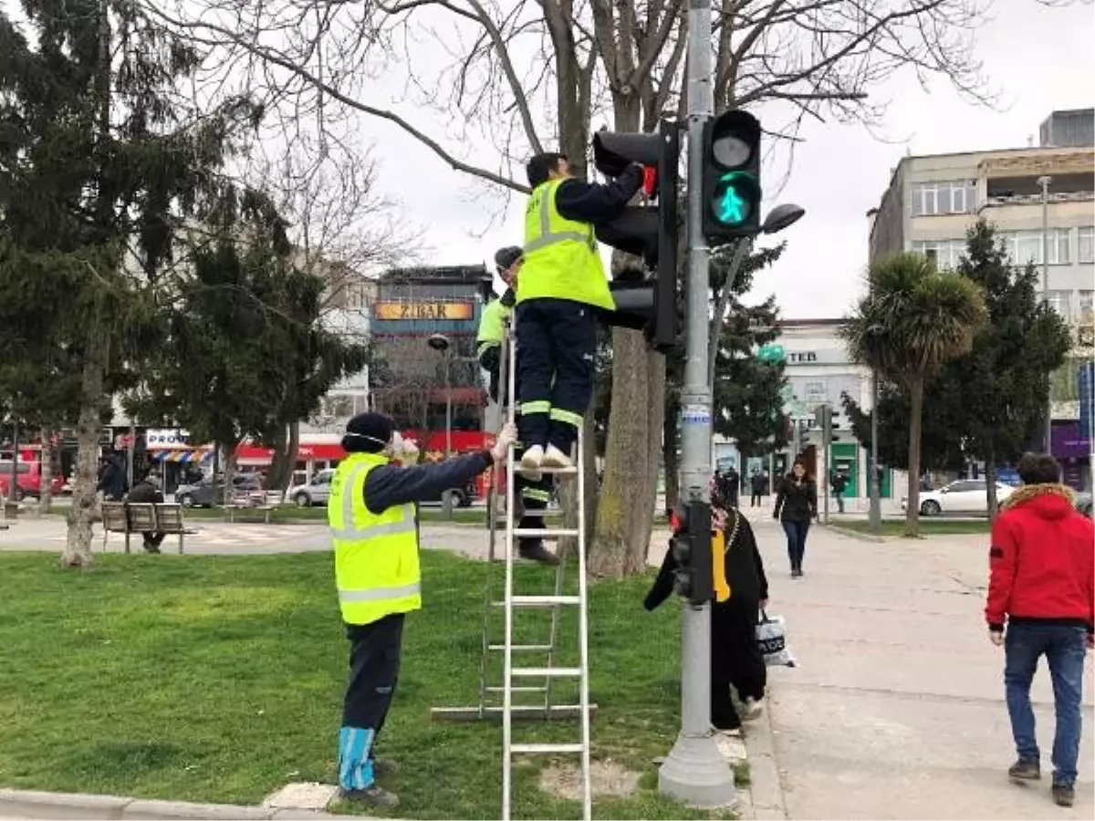 Sakarya'da trafik ışıklarıyla 'evde kal' çağrısı