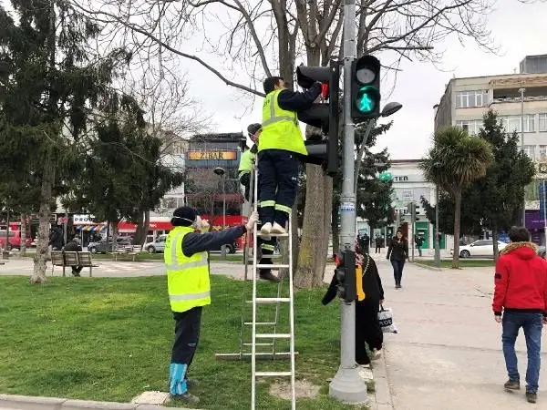 Sakarya'da trafik ışıklarıyla 'evde kal' çağrısı Sakarya'da trafik ışıklarıyla 'evde kal' çağrısı
