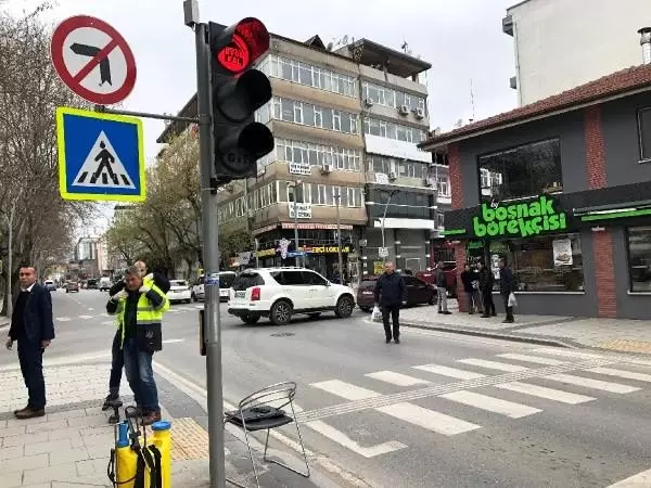 Sakarya'da trafik ışıklarıyla 'evde kal' çağrısı Sakarya'da trafik ışıklarıyla 'evde kal' çağrısı