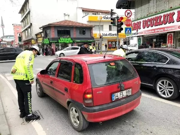 Sakarya'da trafik ışıklarıyla 'evde kal' çağrısı Sakarya'da trafik ışıklarıyla 'evde kal' çağrısı