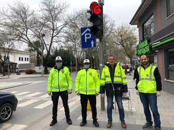 Sakarya'da trafik ışıklarıyla 'evde kal' çağrısı Sakarya'da trafik ışıklarıyla 'evde kal' çağrısı